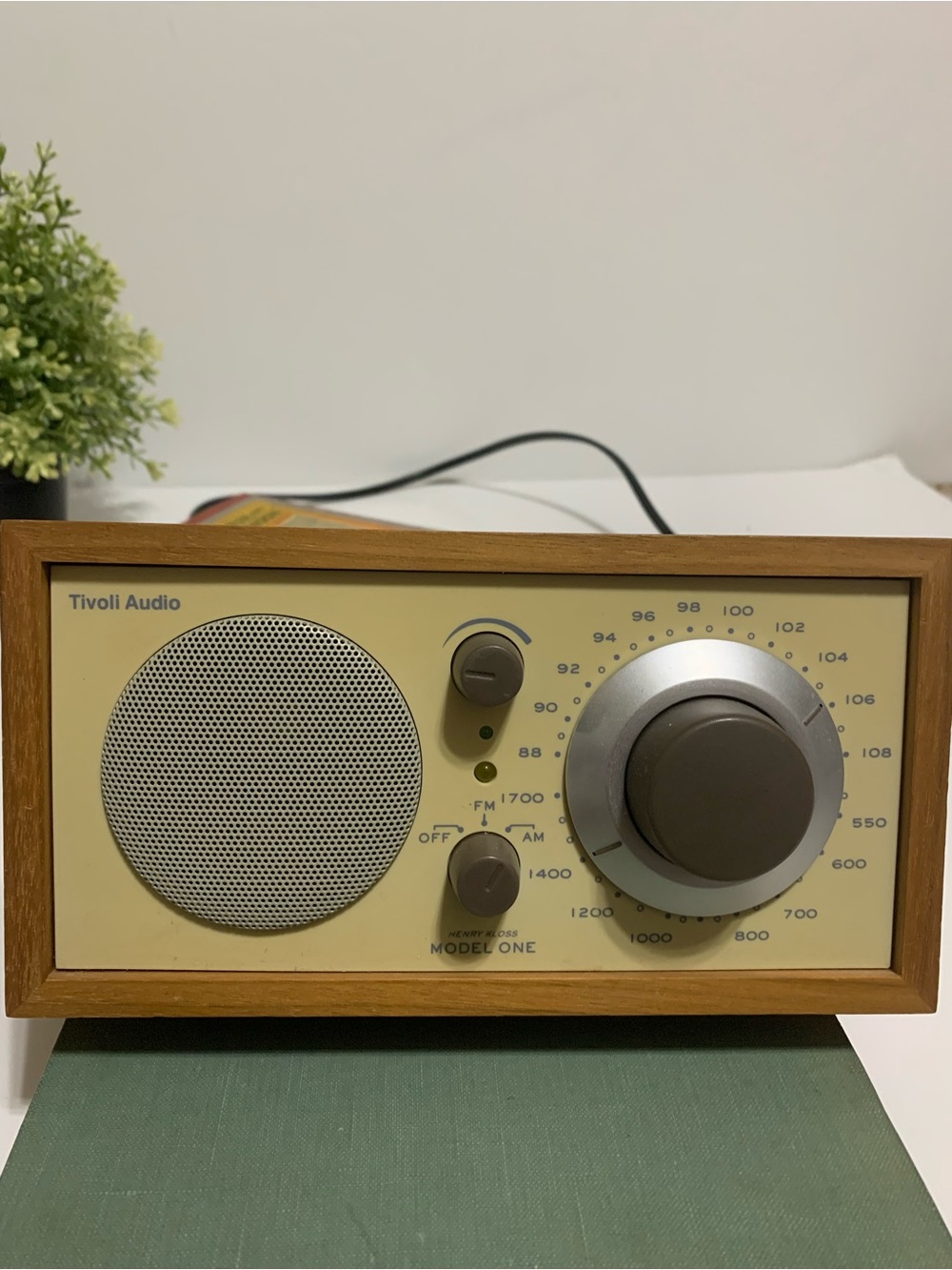 Tivoli Audio Radio Model One Am/FM Henry Kloss Table Classic Walnut Beige